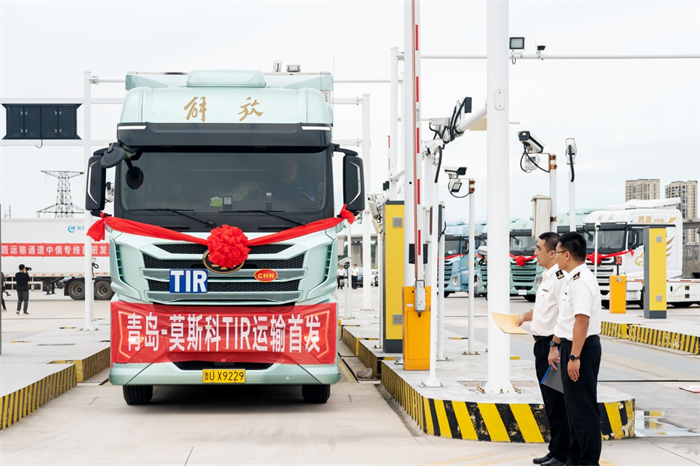 9月21日，上合示范区TIR国际道路运输通道中俄专线首发仪式在中国传化（上合）国际物流港举行。