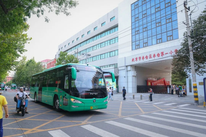 9月，一辆辆福田欧辉通学公交车穿梭在北京的大街小巷，清新的“春辰绿”给上下学高峰期拥堵的街道带来了舒适、安全和希望。