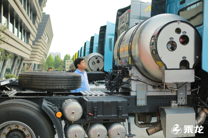 现场订车466台 乘龙H7大马力LNG牵引车重磅上市5.png