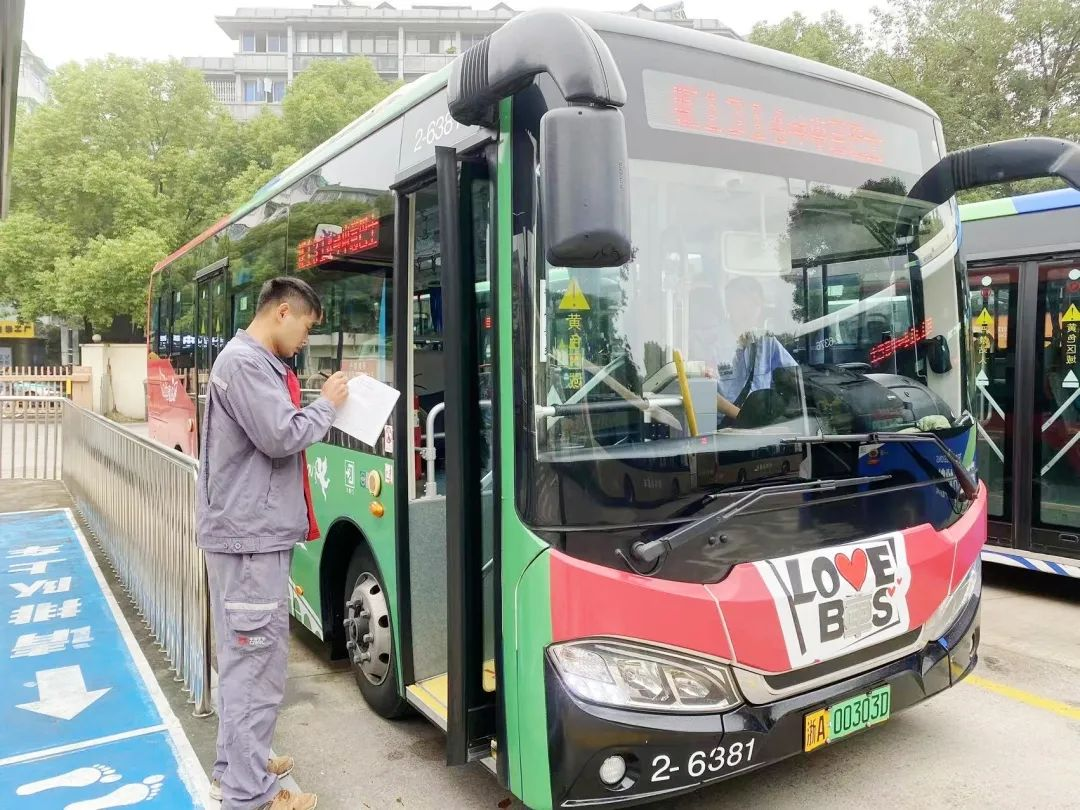 10月12日，杭州公交集团相关负责人一行将一面写有“优质服务保亚运，精湛技艺服务公交”的锦旗赠予中车电动，究竟是什么事，让杭州公交如此表示感谢？