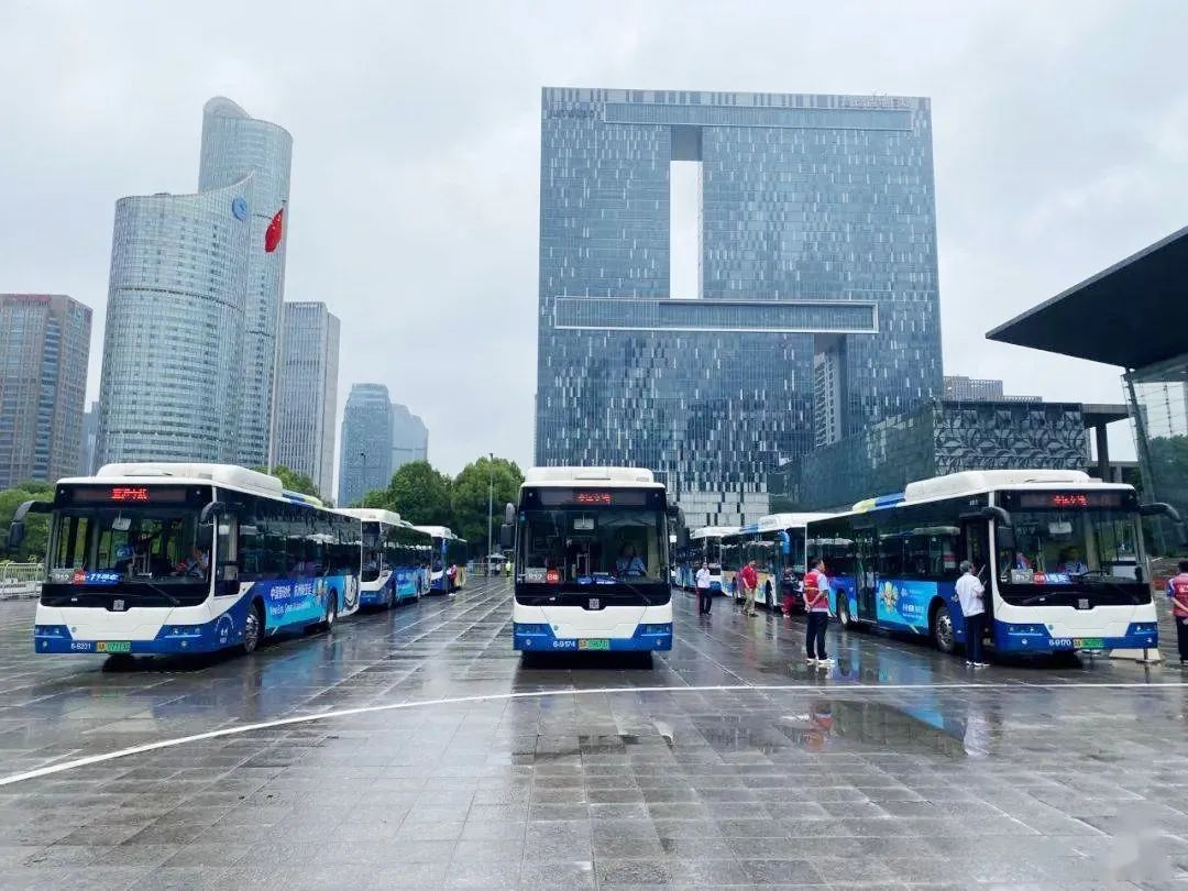 10月12日，杭州公交集团相关负责人一行将一面写有“优质服务保亚运，精湛技艺服务公交”的锦旗赠予中车电动，究竟是什么事，让杭州公交如此表示感谢？