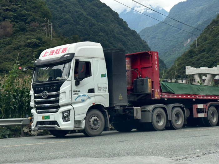 街拍上汽红岩电动牵引车.jpg