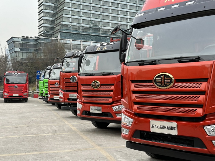 【
 原创】11月份，我国卡车市场整体实现接近5成的同比增长，中卡市场的表现能不能好一些？能不能重返万辆级别？已连续两个月斩获月销量榜冠军的解放能否继续蝉联？