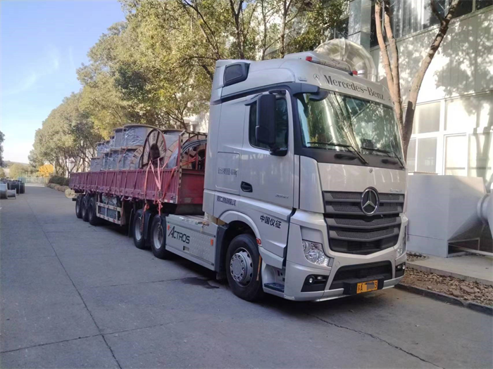 【
 原创】从业25年，从国产重卡切换成奔驰Actros C，叶先圣尝到了高效、高可靠和低油耗带来的甜头。当前，长途干线物流竞争激烈，大批有经验的老司机在苦苦寻找可行的出路，叶先圣的实际经历，无疑为处于困境中的卡友们指出了一条可行的道路。