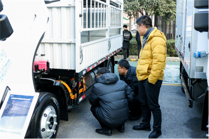 1月8日， 远程新能源商用车醇氢产品品鉴之旅西安站成功举办，远程首次以重卡、轻卡、小卡、
的强大全系醇氢产品亮相，并发布了醇、车、货、站、金融的全方位醇氢生态落地政策。