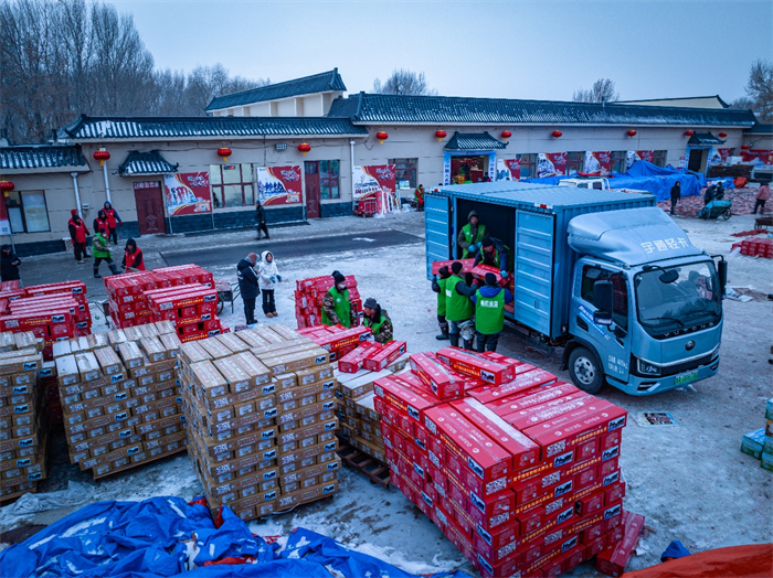 1月10-11日，宇通新能源轻卡和重卡到东北寒区集结，分别在哈尔滨、锦州两地接力展开新能源商用车集体雪域试炼，并以优异成绩完成了极寒挑战，不仅将新能源商用车的冬季运营疆域直接拓展到了北纬46°40´，并且以硬核实力验证了中国新能源商用车全面的优异品质，也令其在行业的标杆意义不言而喻。