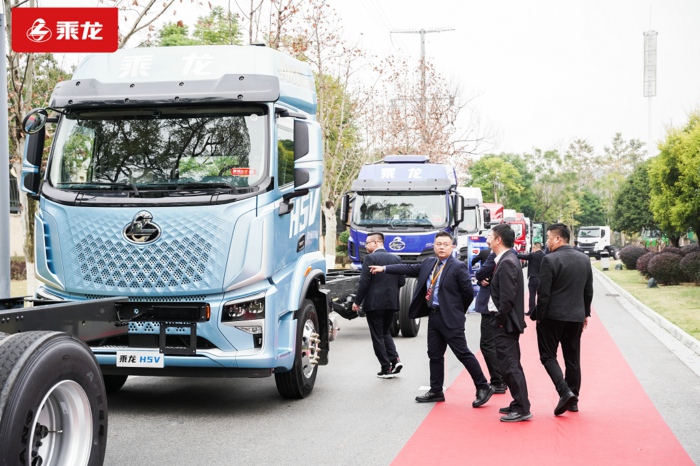 【
 原创】2024年，中重卡市场看什么？新车。1月9日，东风柳汽2024商用车营销年会在柳州举行，年会现场，乘龙卡车四大平台的明星产品均得到了重点展示，这其中，最让
眼前一亮的，莫过于定位“最智能豪华的大单桥”的乘龙H5V快递车。