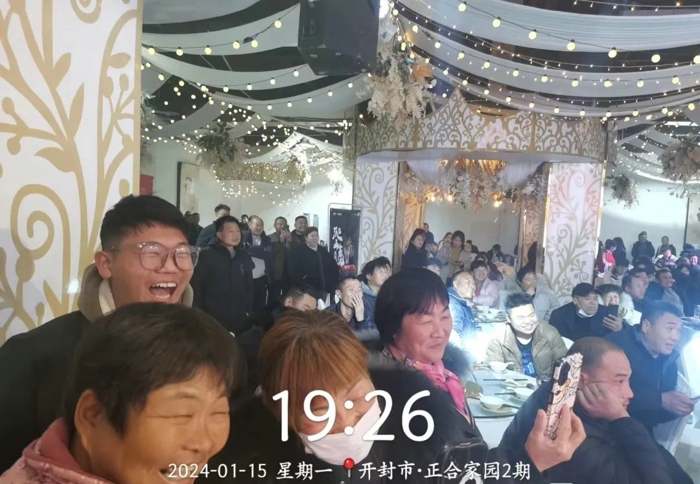 喜迎龙年，2024年1月15日晚，一汽解放轻型车销售公司联合开封长赢汽车销售有限公司在开封市杞县隆重召开“新春团拜会”，会议邀请嘉宾百余人，更邀请到解放轻型销售公司客户关系部部长-姜峰部长、一汽解放轻型车销售公司河南地区部经理-王虹凯经理、一汽解放轻型车销售公司河南地区部销售经理-张硕经理对产品进行了专业的讲解。