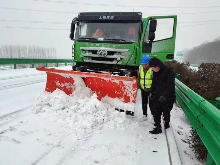 上汽红岩除雪车积极参与道路救援.png