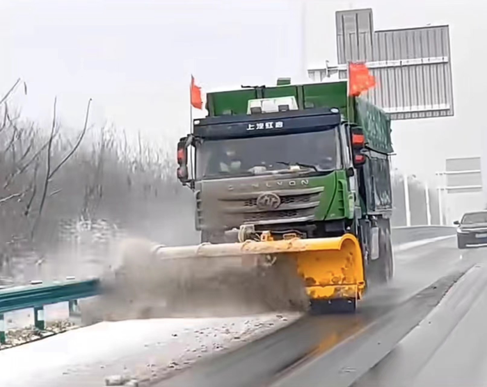 上汽红岩除雪车积极参与道路救援2.png