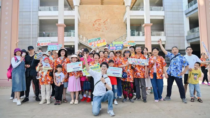 “你透过车窗看风景，山川湖海也在看你”、“等风来不如追风去”、“我们出发了，海南环岛公路旅行记”、“快来乘坐大巴去旅行”……2024，想去哪里旅游？不妨来一趟海南，体验不一样的旅行。2月21日，首条海南环岛旅游公路观光巴士专线的正式开通运营，在国内掀起一番热潮，吸引全国游客纷纷前往打卡。