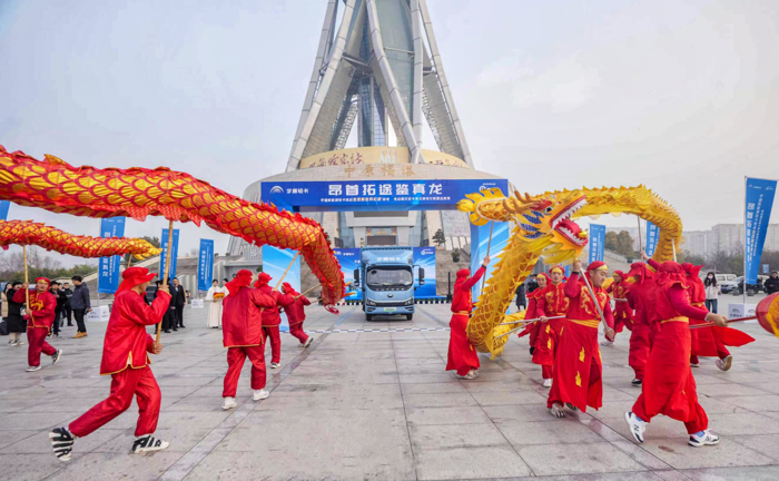 3月11日，“昂首拓途鉴真龙” 挑战吉尼斯世界纪录活动在郑州举行，宇通轻卡向电动厢式轻卡单次满电行驶最远距离发起挑战。