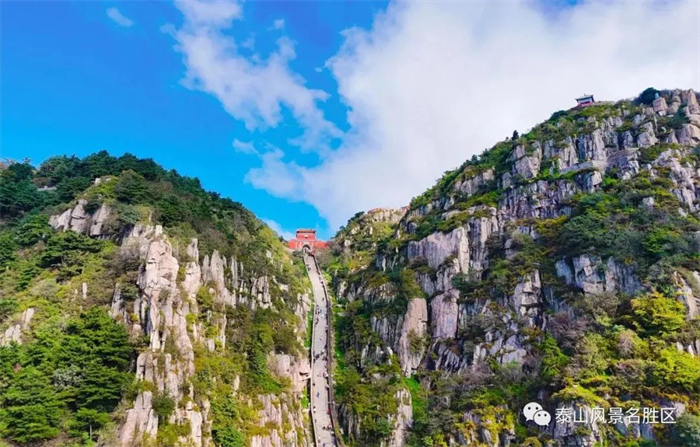 近日，中通
新一批纯电动景区定制
成功交付泰山景区客运，再次推动了泰山景区客运交通定制化、电动化进程，为全国景区客运的转型发展树立了样板工程。