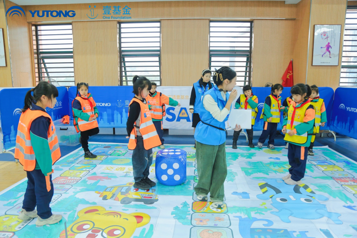 春晖渐浓，万象更新。3月18日，在美丽的浙江杭州建德市航头中心小学，2024宇通&壹基金儿童交通安全公益行迎来了第六周年的盛大启航。来自杭州建德市的慈善机构、教育局、学校、镇政府等各支持单位的领导，以及热心的志愿者和学生等百余人齐聚一堂，共同见证并参与这一爱心传递活动。