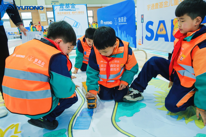 春晖渐浓，万象更新。3月18日，在美丽的浙江杭州建德市航头中心小学，2024宇通&壹基金儿童交通安全公益行迎来了第六周年的盛大启航。来自杭州建德市的慈善机构、教育局、学校、镇政府等各支持单位的领导，以及热心的志愿者和学生等百余人齐聚一堂，共同见证并参与这一爱心传递活动。