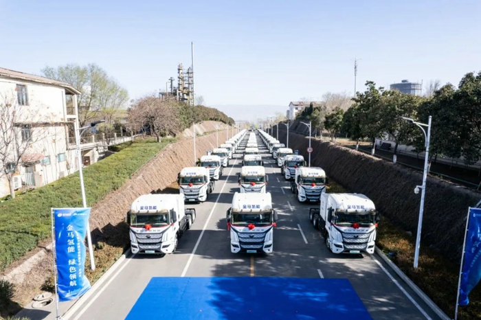 3月19日，“金马氢能 绿色领航 ”宇通重卡百城万客批量交付仪式在“豫北明珠”济源市盛大举行。