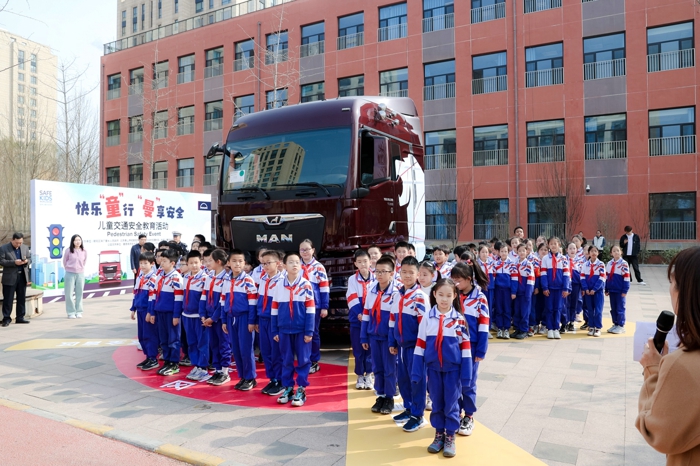 3月25日，即第二十九个全国中小学生安全教育日，值此契机，曼恩商用车中国携手全球儿童安全组织（Safe Kids Worldwide），发起了儿童交通安全教育活动，为北京景山学校朝阳学校的学生们带来生动、实用的交通安全知识课堂与户外体验。