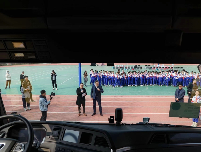 3月25日，即第二十九个全国中小学生安全教育日，值此契机，曼恩商用车中国携手全球儿童安全组织（Safe Kids Worldwide），发起了儿童交通安全教育活动，为北京景山学校朝阳学校的学生们带来生动、实用的交通安全知识课堂与户外体验。