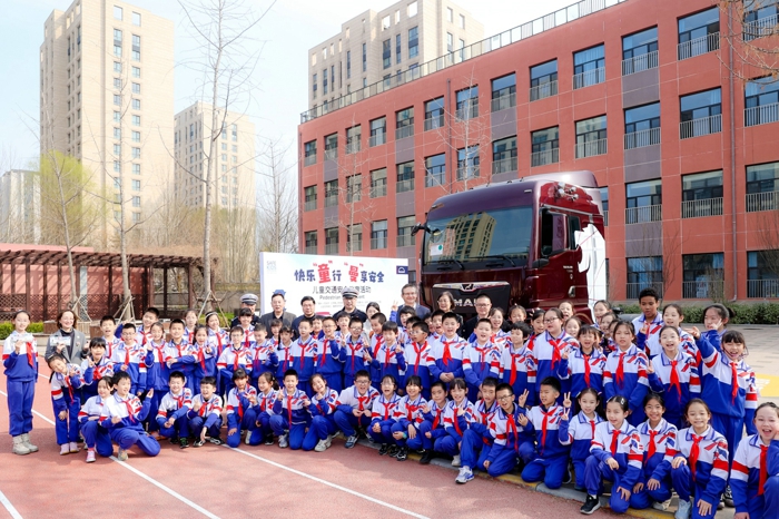 3月25日，即第二十九个全国中小学生安全教育日，值此契机，曼恩商用车中国携手全球儿童安全组织（Safe Kids Worldwide），发起了儿童交通安全教育活动，为北京景山学校朝阳学校的学生们带来生动、实用的交通安全知识课堂与户外体验。