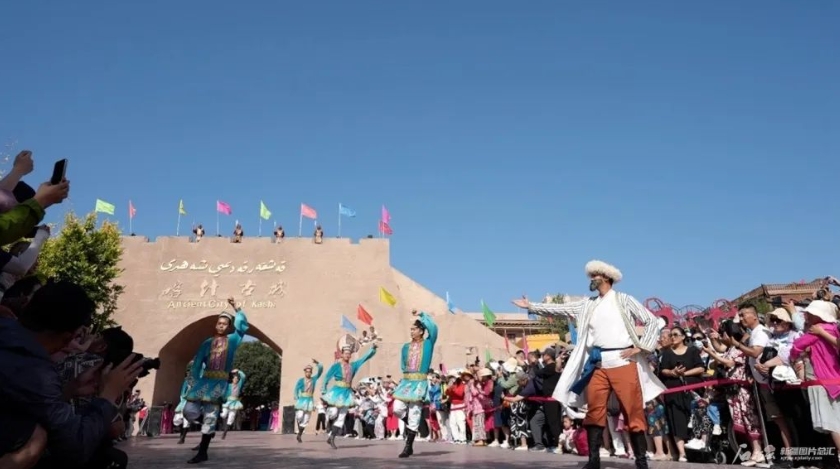 舒享新高度，西域再升舱。近日，100辆宇通高端旅游
正式交付新疆深辉旅游服务有限公司（以下简称深辉旅游），助力新疆旅游高质量发展