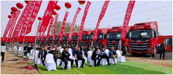 4月15日，微风不燥、春光和煦，北京重卡曹妃甸地区30台LNG牵引车交车仪式盛大启幕。本次活动由北京重卡唐山地区经销商璞汇汽车销售唐山有限公司与大客户联合举办，双方相关领导以及来自业界同仁等来宾80余人共同出席活动，见证了这一重要时刻，首批30台北京重卡追梦530LNG牵引车的顺利交付，为冀北地区煤炭运输注入全新活力