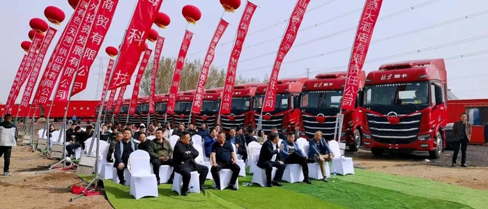 4月15日，微风不燥、春光和煦，北京重卡曹妃甸地区30台LNG牵引车交车仪式盛大启幕。