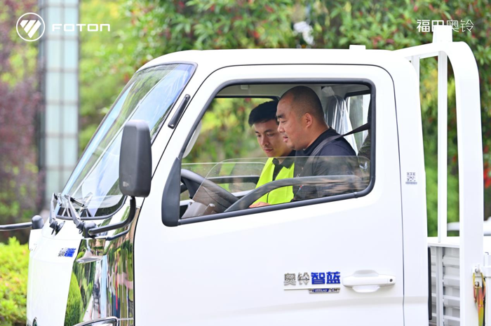 4月28日，以“全路况、全场景、全价值”为主题的奥铃智蓝EM全国上市发布会在成都盛大启幕。