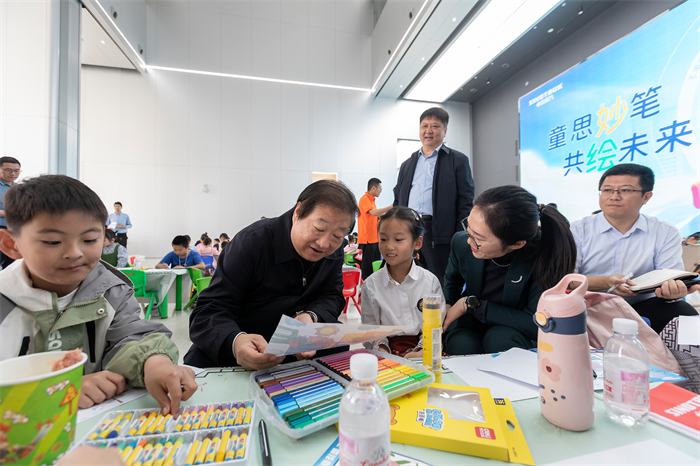 5月1日，在“五一”国际劳动节当天，中国重汽举办“中国重汽开放日”活动，邀请员工及家属进入中国重汽，零距离感受企业改革发展新变化，让员工增强事业的自豪感，让家属感受企业的关怀。山东重工集团党委书记、董事长、总经理，中国重汽集团董事长谭旭光参加活动，并现场与劳模代表、青年员工及家属亲切交流、共叙情谊。