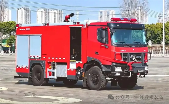 最新下线国产6吨森林水罐消防车，采用北奔重卡4×4越野底盘，搭载功率257kw国六发动机，最大扭矩1700Nm，底盘最小离地间隙340mm，最大爬坡角度60%。