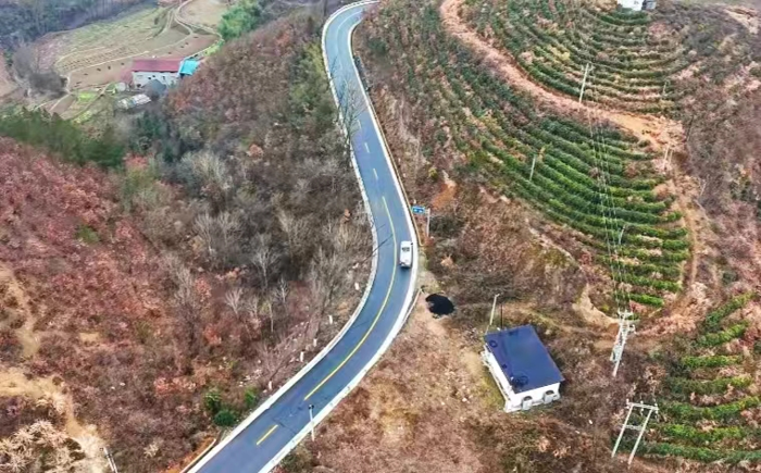 盘山公路，蜿蜒曲折，每一个弯道都充满挑战。在这样的道路上行驶，不仅是对驾驶技术的挑战，更是对车辆性能的严峻考验。今天就让我们来看一看具有超高通过性的越野车，是如何以其卓越的性能和稳定的表现，成为征服盘山公路佼佼者的