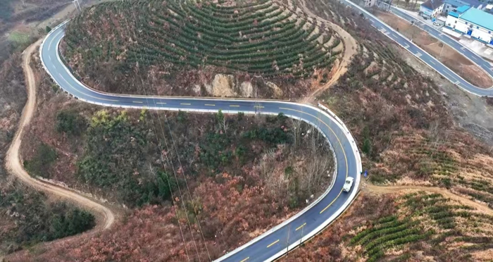 盘山公路，蜿蜒曲折，每一个弯道都充满挑战。在这样的道路上行驶，不仅是对驾驶技术的挑战，更是对车辆性能的严峻考验。今天就让我们来看一看具有超高通过性的越野车，是如何以其卓越的性能和稳定的表现，成为征服盘山公路佼佼者的