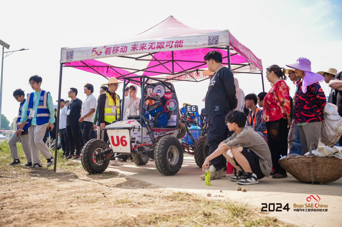 5月7日-11日，2024中国汽车工程学会巴哈大赛（襄阳站）在襄阳市峪山镇举办。据悉，本次大赛共有56所院校参赛，来自吉林大学、武汉理工大学、湖北汽车工业学院、陆军军事交通学院等学校的两千余名参赛师生汇聚襄阳，再燃巴哈大赛中国赛程高光时刻。在为期5天的赛事中，竞赛包括技术检查、赛车设计、成本与制造等静态项目和爬坡性测试、牵引力测试、操控性测试、耐力测试等动态项目。作为长期关注此项赛事的商用车企业，东风商用车赞助成立的东风HUAT车队再次亮相本届大赛，展示出湖北汽车工业学院学子的青春激情与汽车梦想