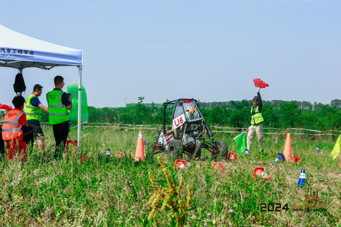 5月7日-11日，2024中国汽车工程学会巴哈大赛（襄阳站）在襄阳市峪山镇举办。据悉，本次大赛共有56所院校参赛，来自吉林大学、武汉理工大学、湖北汽车工业学院、陆军军事交通学院等学校的两千余名参赛师生汇聚襄阳，再燃巴哈大赛中国赛程高光时刻。在为期5天的赛事中，竞赛包括技术检查、赛车设计、成本与制造等静态项目和爬坡性测试、牵引力测试、操控性测试、耐力测试等动态项目。作为长期关注此项赛事的商用车企业，东风商用车赞助成立的东风HUAT车队再次亮相本届大赛，展示出湖北汽车工业学院学子的青春激情与汽车梦想