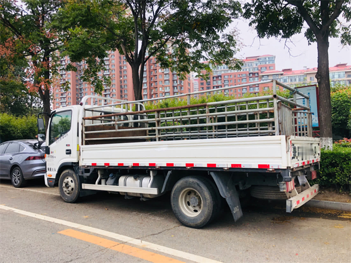 【
 原创】近日，
在用户走访中，采访到这位在货运行业摸爬滚打了八年的吴师傅。他坦言，纵然有着丰富的从业经验，却依然无法抵挡住同行的强势竞争。百般无奈之下，他转型跑起牛、羊的运输业务，并在朋友的推荐下购置了这辆骏铃A8。然而，这辆源自江淮1卡的轻卡产品凭借出众的品质表现，却让他找到了“柳暗花明又一村”的成就感。