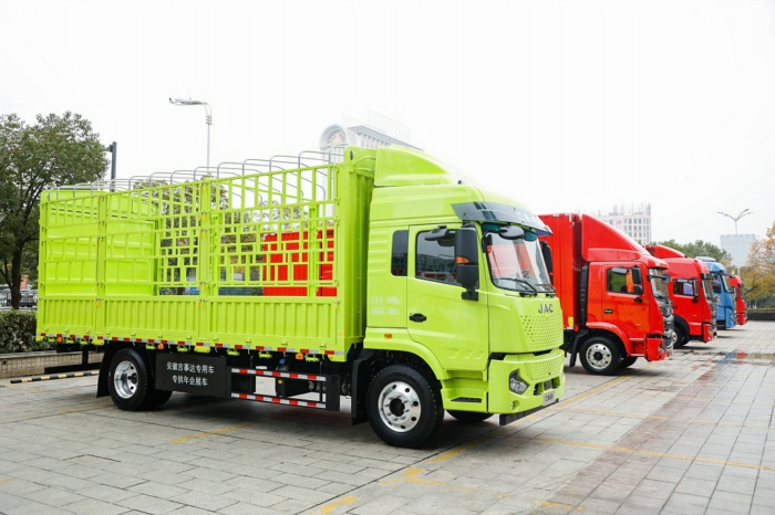 【
 原创】4月份，卡车市场同比微增1%，四大细分市场有增有降，中卡市场会是收获增长的那部分吗？