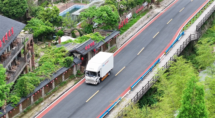 【
 原创】江铃E路达新能源轻卡作为拥有多技术路线的新能源轻卡品牌，它有何不同，又是如何解决卡友使用新能源车辆的用车焦虑？经过实际驾乘体验，我们来一一解答。