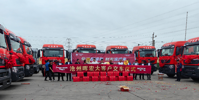 近日，中国重汽全新一代豪沃燃气车凭借过硬的产品品质，在全国各地掀起销售狂潮：100辆豪沃TX7载货车成功交付深圳大客户；20辆豪沃MAX危化品燃气车交付石家庄大客户；20辆豪沃TH7危化品牵引车交付鲁清石化。与此同时，济南、沧州、漯河等地交付不断，全国各地订单纷至沓来