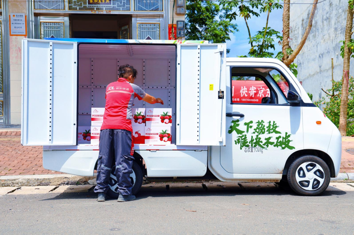 5月28日，京东快递荔枝节在海南永兴荔枝小镇如期举行，活越神童海南工厂的5台小神童摇身一变化身荔枝销售和运输担当，凭借“宽敞空间”和“灵活布局”成为京东快递荔枝节的绝对C位，为节日增添了别样的风采。京东物流快递快运海南事业部总经理朱九锋，海南远程新能源商用车有限公司总经理陈立忠等相关领导也出席了本次活动