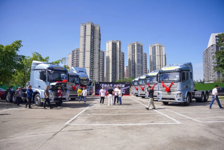 5月30日，微风不噪，阳光正好，以“星耀未来，共创价值”为主题的江淮重卡星耀X5上市推介会暨大客户交车仪式，在四川广汉成功举办。在此次活动上，江淮重卡针对资源运输场景发布了全新一代产品--星耀X5 LNG燃气重卡。并且，面向当下运输市场的特征与需求，江淮重卡展示了更优的降本增效解决方案