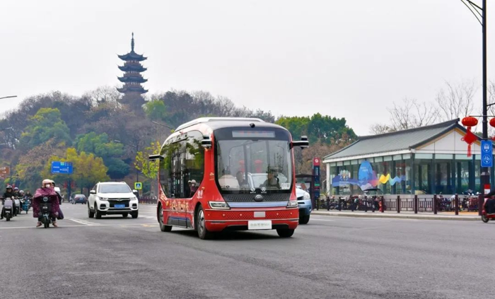 6月4日，工业和信息化部、公安部、住房城乡建设部、交通运输部四部门联合公布《进入智能网联汽车准入和上路通行试点联合体基本信息》，宇通成为首批进入试点的唯一一家
企业