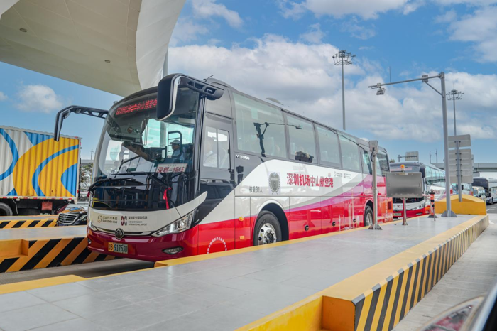 一桥飞架跨伶仃，天堑通途举世惊。历时7年筹备、7年艰苦建设的超级工程——深中通道在全球瞩目之下，于2024年6月30日全线通车，创造大国工程的又一大奇迹。深中通道，这一屹立于世界东方的超级工程，不仅展现出我国“逢山开路、遇水搭桥”的发展韧劲，也重塑了大湾区的经济地图