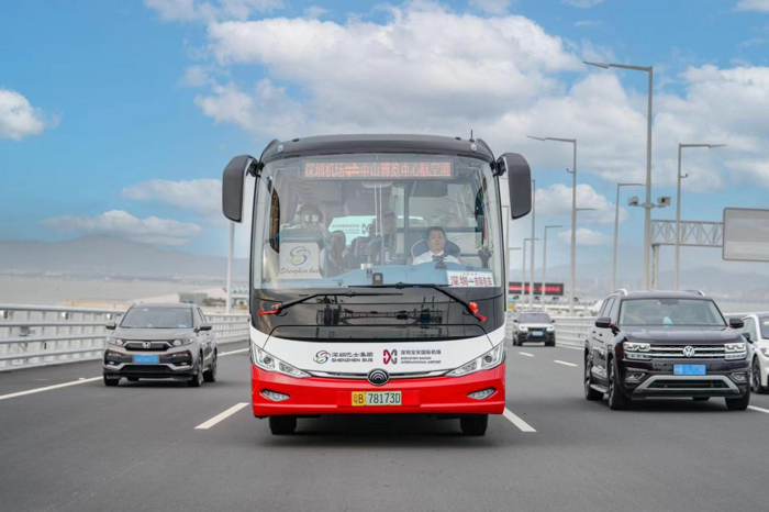 一桥飞架跨伶仃，天堑通途举世惊。历时7年筹备、7年艰苦建设的超级工程——深中通道在全球瞩目之下，于2024年6月30日全线通车，创造大国工程的又一大奇迹。深中通道，这一屹立于世界东方的超级工程，不仅展现出我国“逢山开路、遇水搭桥”的发展韧劲，也重塑了大湾区的经济地图