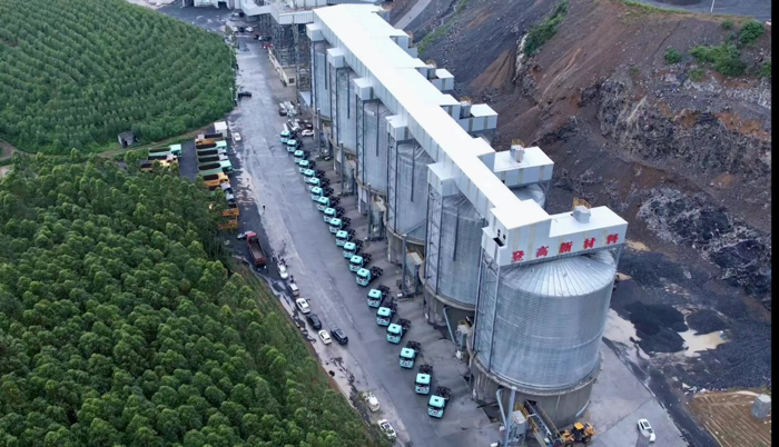 【
  原创】7月3日，以“低碳而行行大道 绿色矿山登高峰”为主题的零一汽车&登高集团&高峰矿业100辆战略合作签约暨20辆新能源牵引车交车仪式在来宾市武宣县举行。活动现场高朋满座，来自武宣县政协、零一汽车、登高集团、高峰矿业的数位领导出席了本次活动。

