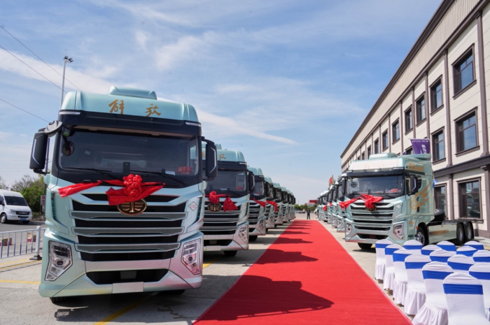 【
 原创】6月份，重卡市场同比下降17%，整体销量仅有7.14万辆。牵引车市场能“分”到其中的多少？2024年半程走完，牵引车市场格局有没有什么新的变化？