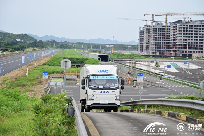 7月9日，以“共建绿色科技，共享低碳生活”为主题的全国新能源商用车领域的行业赛事——2024 EC-PAC全国新能源商用车性能评价赛在重庆开幕。全国新能源商用车性能评价赛在渝已举办4届，累计39家企业、82款车型参赛。2024年，赛事全面革新、焕新升级，在原有电耗、续驶里程、加速时间、低频磁场发射强度和涉水安全等测评项目基础上，增加对转向、制动、空调等方面进行主观评价，更加关注用户舒适度体验，对新能源商用车能耗、动力、安全性和舒适性等发出了严格的考验