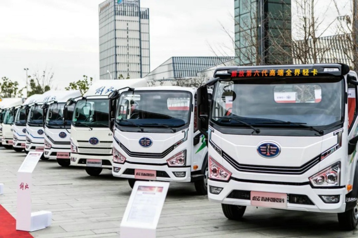 【
 原创】6月份，卡车市场整体销量环比5月份下降2%，同比也出现5%的下滑，重卡等细分市场也同步出现下滑，作为卡车市场占比最大的细分领域，轻卡市场在6月份表现如何？2024年半程走完，轻卡市场格局有没有什么新的变化？