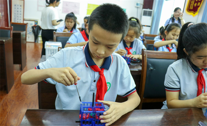 日前，江淮1卡在青州经济开发区小学、青州市云门山路回民小学开展了“2024青少年汽车无限创意征集活动科普校园行”活动。在此次活动中，孩子们更深入地了解汽车的构造、原理以及相关的前沿技术。