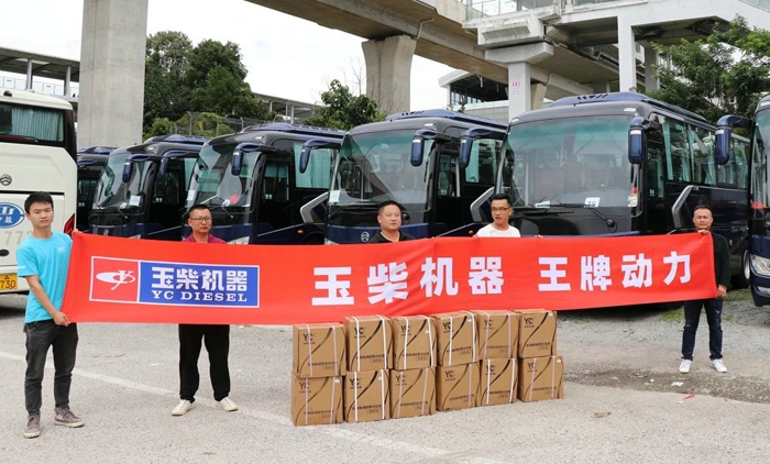 7月2日，41台玉柴发动机配套旅游
成功交付贵州森林之城旅游客运公司。此次交付的41台车辆搭载玉柴YCS06、K08、K09等型号发动机，涵盖了目前贵州区域用于旅游服务工作的主流车型，车辆内部配置极为安全舒适，动力更强，省油更省心，能够最大程度满足游客的出行体验。