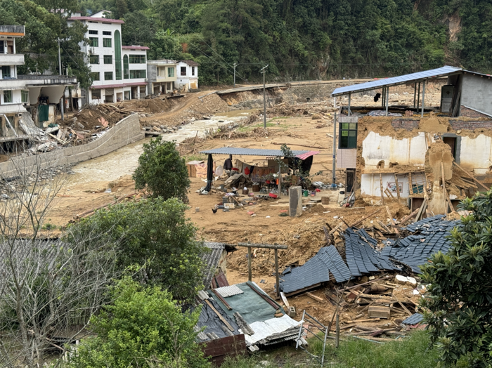 7月26日至29日，受第三号台风“格美”影响，郴州全市出现暴雨到大暴雨，资兴市局部地区特大暴雨，多处区域遭遇险情，基础设施受损严重。当地迅速组织力量开展应急抢修