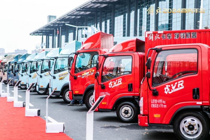 【
 原创】7月份，卡车市场整体销量环比6月份出现超2成的下滑，同比降幅也达到6%，重卡、微卡等细分市场也同步出现下滑，作为卡车市场占比最大的细分领域，轻卡市场在7月份表现如何？